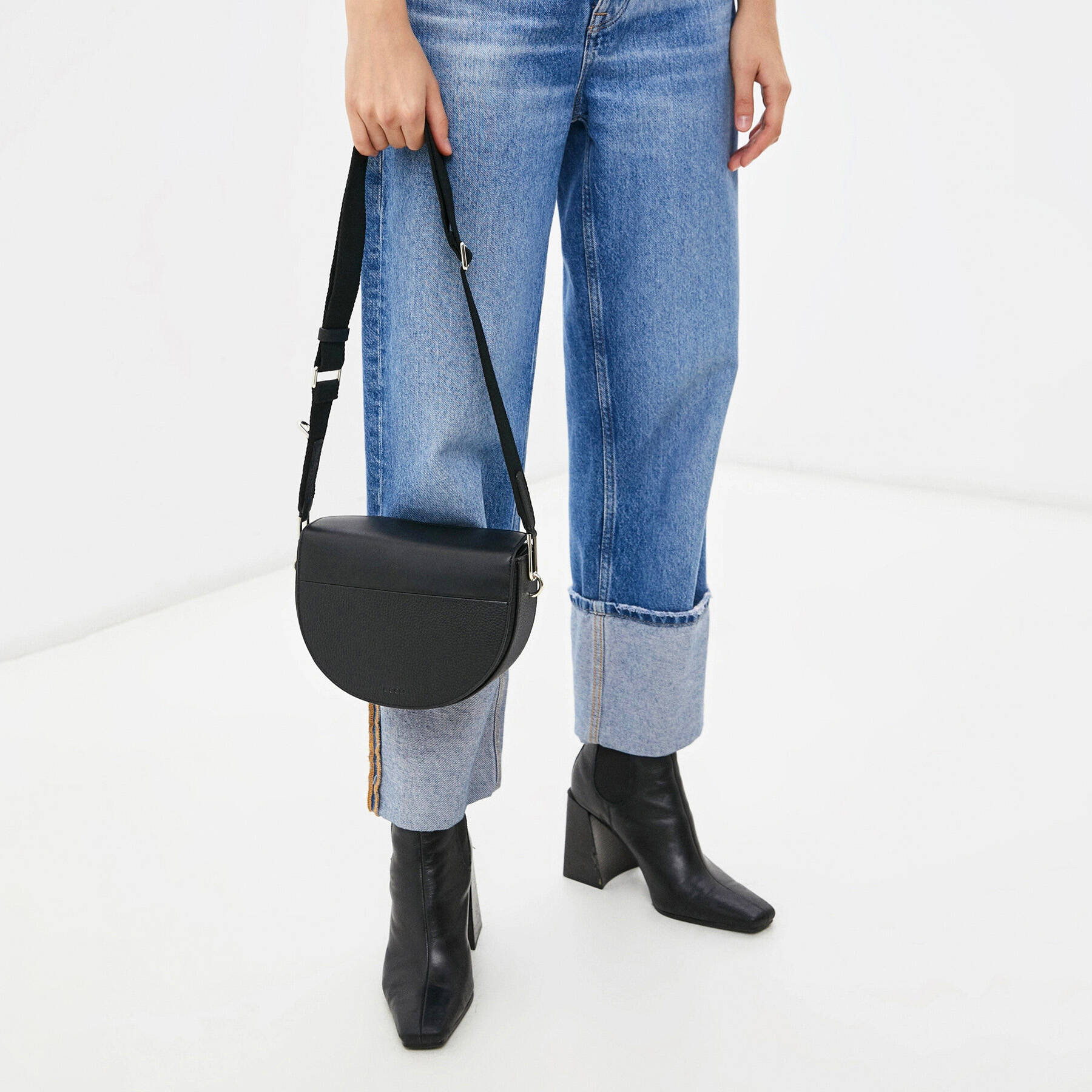 Сумка ECCO Textureblock Saddle Bag 9105823/90000