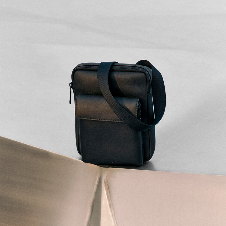 Сумка кросс-боди ECCO Flat Pouch 9108218/90000 Сумка кросс-боди ECCO Flat Pouch 9108218/90000