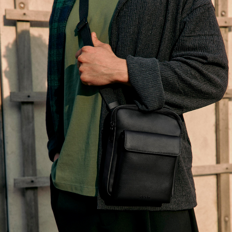 Сумка кросс-боди ECCO Flat Pouch 9108218/90000 Сумка кросс-боди ECCO Flat Pouch 9108218/90000